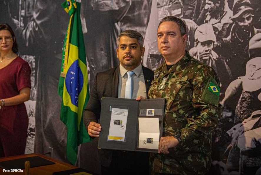 Capa da notícia: Exército lança selo comemorativo pelos 80 anos do embarque da FEB