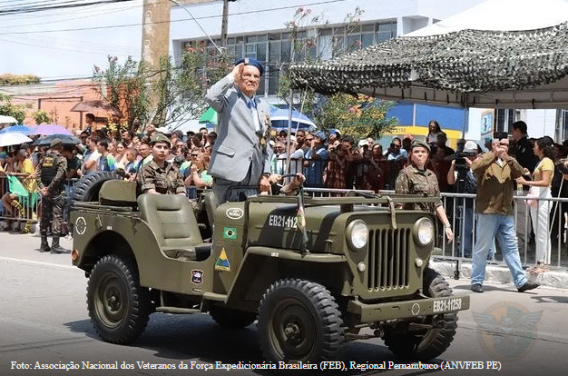 Capa da notícia: Capitão Souza, veterano da FEB, é destaque no desfile cívico-militar de Recife