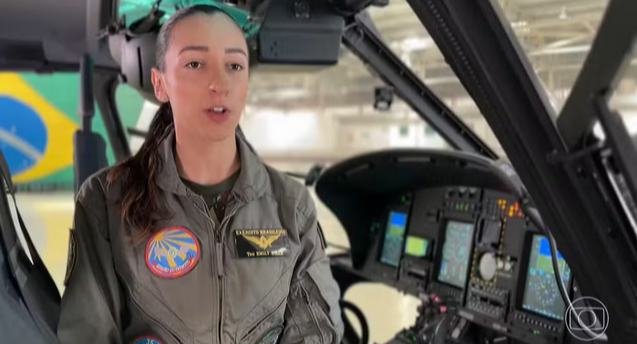 Capa da notícia: Mulher faz história como a primeira piloto do Exército
