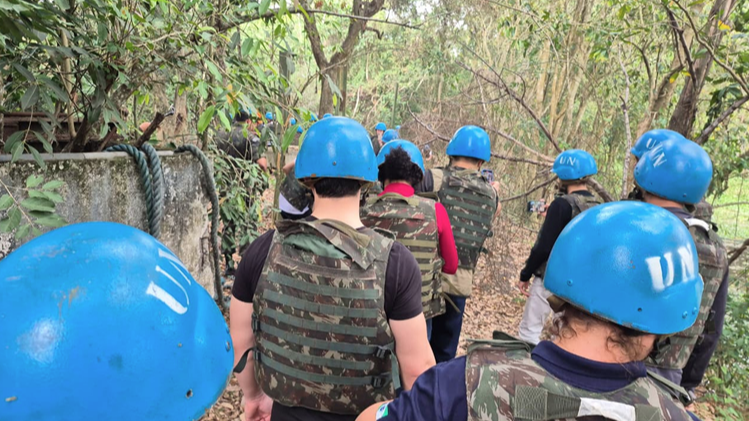 Capa da notícia: Jornalistas participam de treinamento no CCOPAB para atuação em cenários de conflito