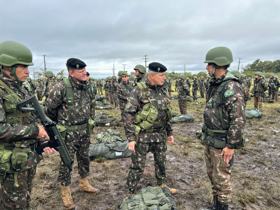 Presença que fortalece: Comandante do Exército inspeciona estruturas no Sul do país