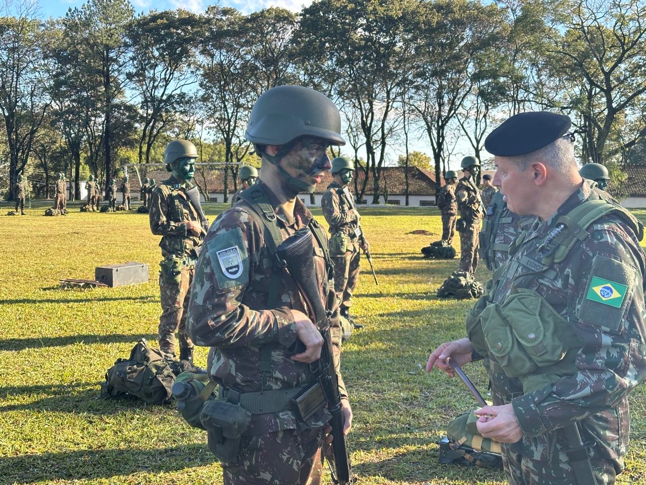 Grupo Monte Caseros recebe visita do Comandante do Exército