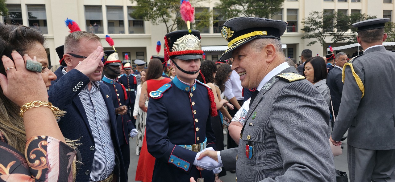 Espadim é entregue a 404 cadetes na AMAN em tradicional cerimônia militar