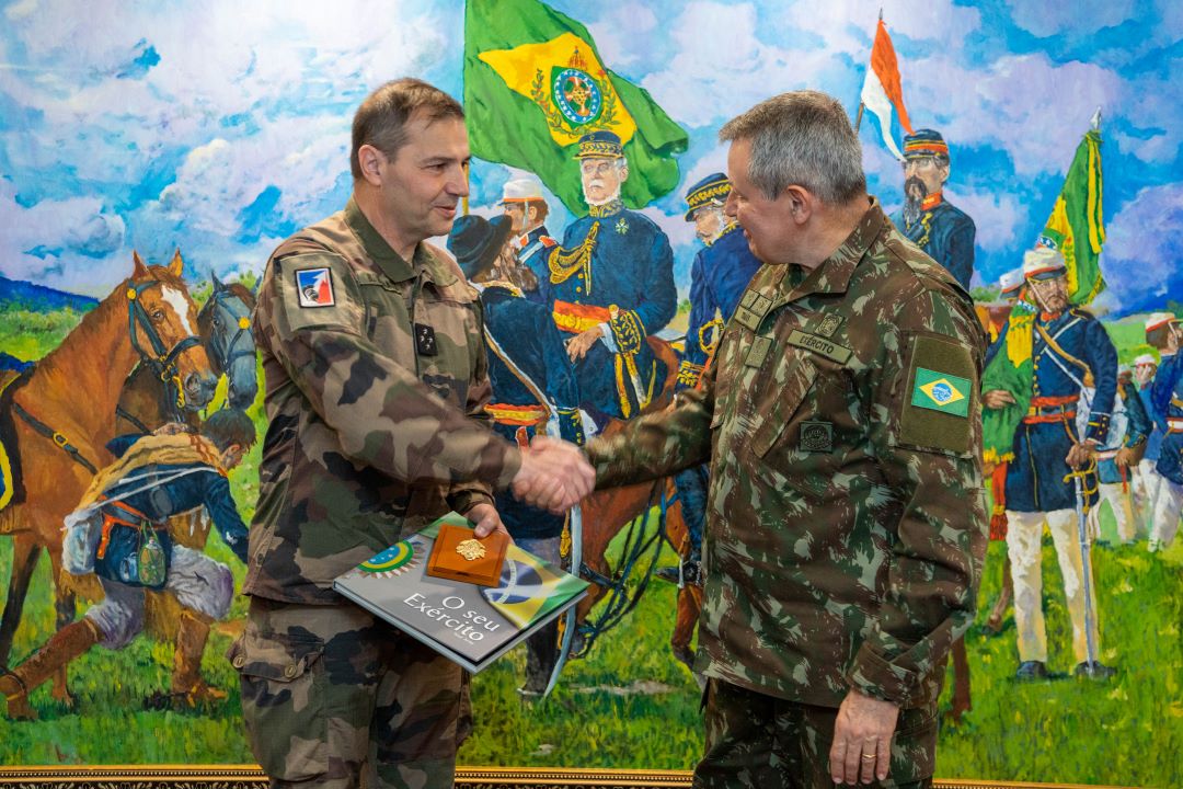 Comandante do Comando do Combate Futuro do Exército Francês visita Exército Brasileiro.