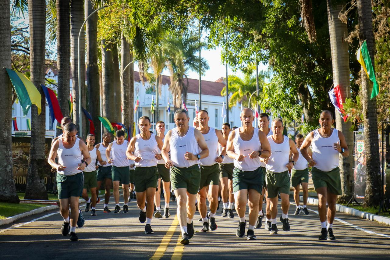 Comandante do Exército realiza atividade física e palestra com alunos de Escolas de Sargentos no RJ e MG