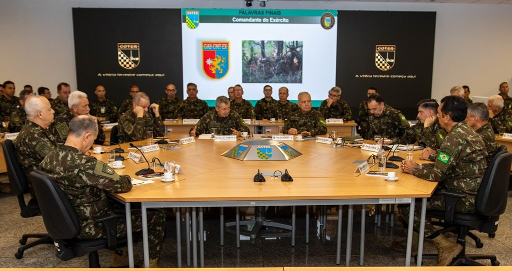 Comandante do Exército visita Comando de Operações Terrestres