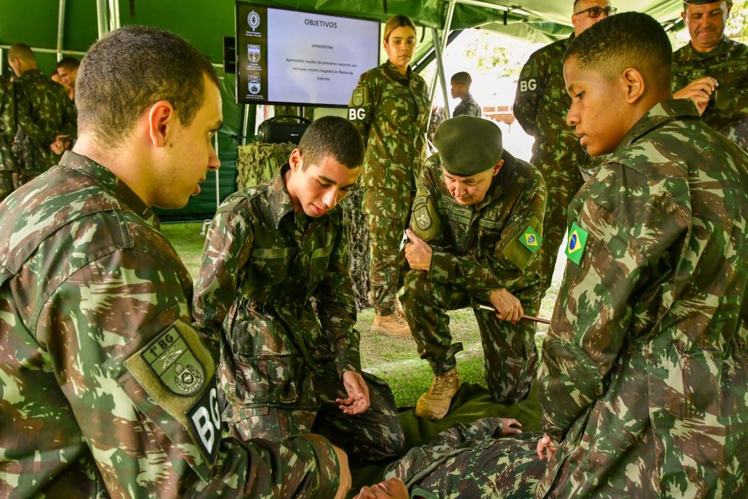 Comandante do Exército acompanha formação inicial de novos soldados