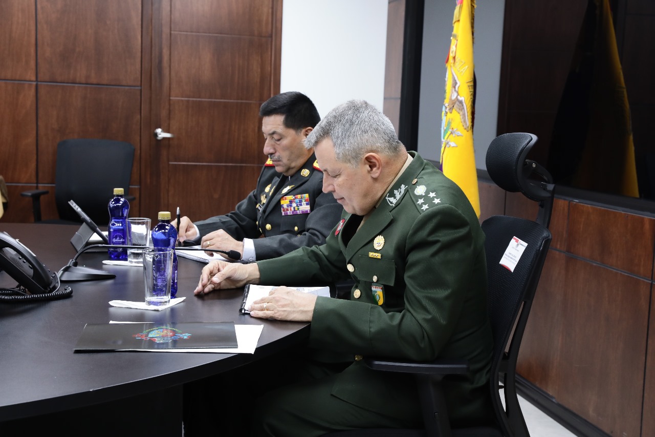 Comandante do Exército reforça cooperação internacional durante visita oficial ao Equador