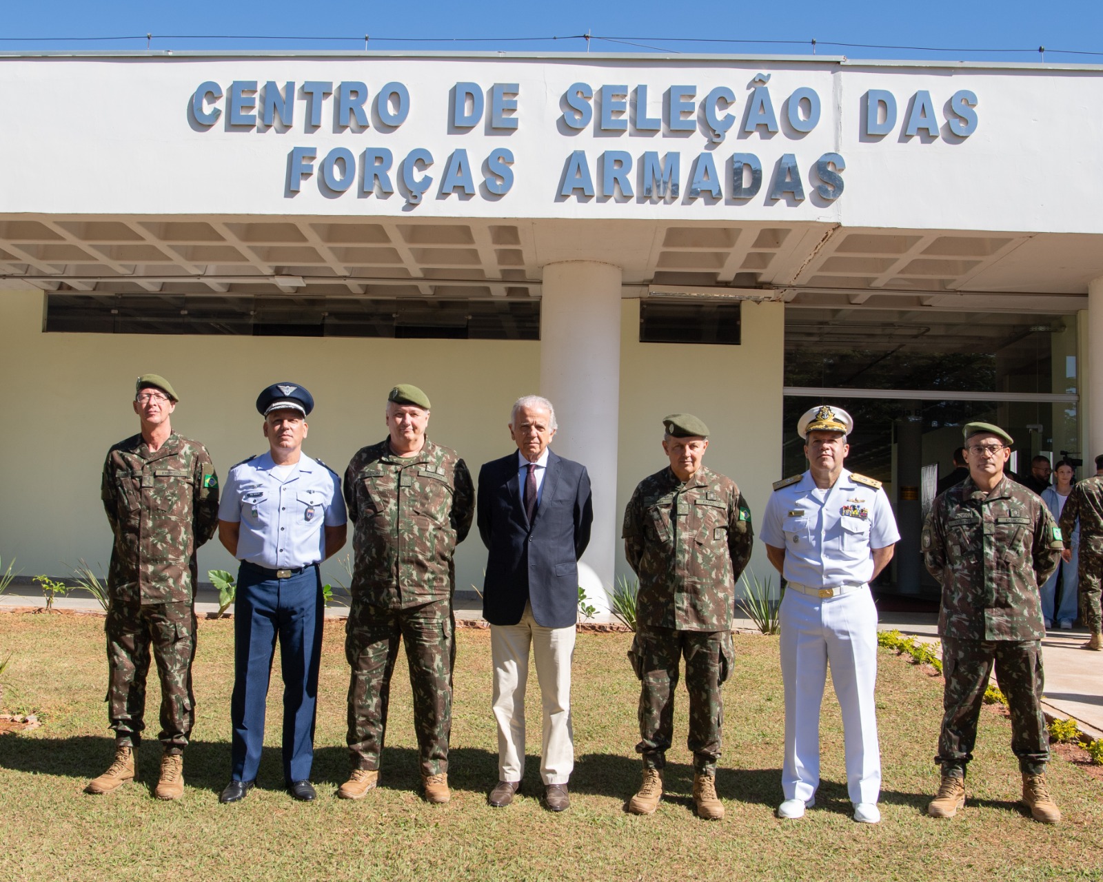 Ministro da Defesa acompanha seleção para alistamento militar feminino