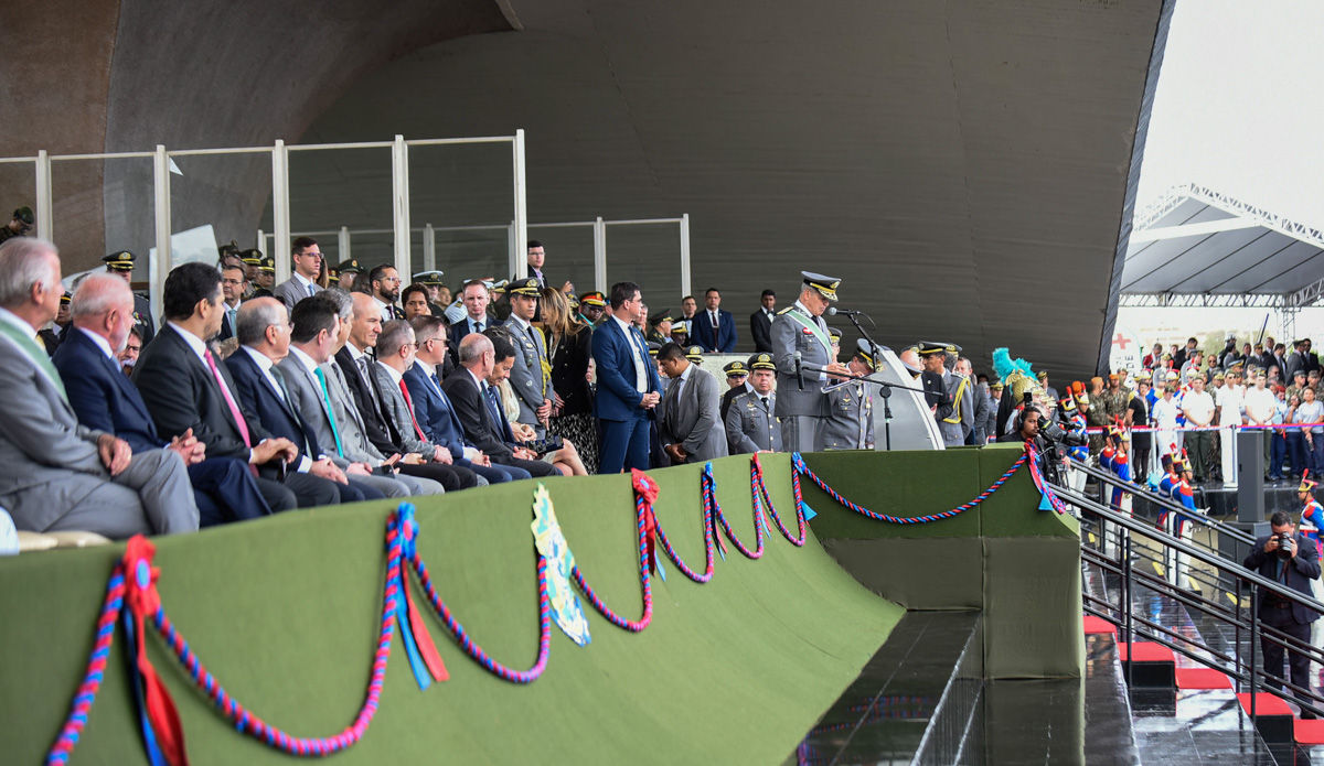 Cerimônia do Dia do Exército em Brasília exalta presente e passado da instituição.