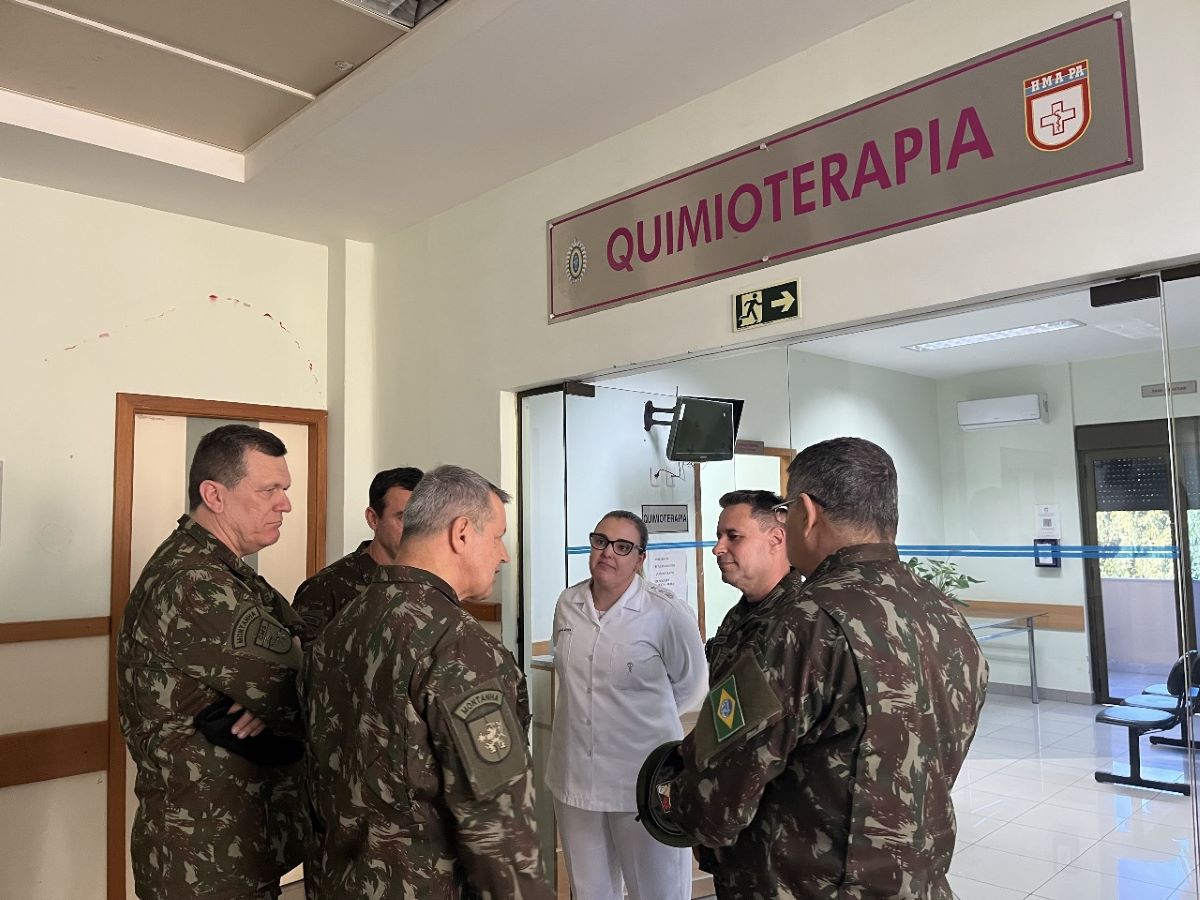 Hospital Militar de Área de Porto Alegre recebe visita do Comandante do Exército