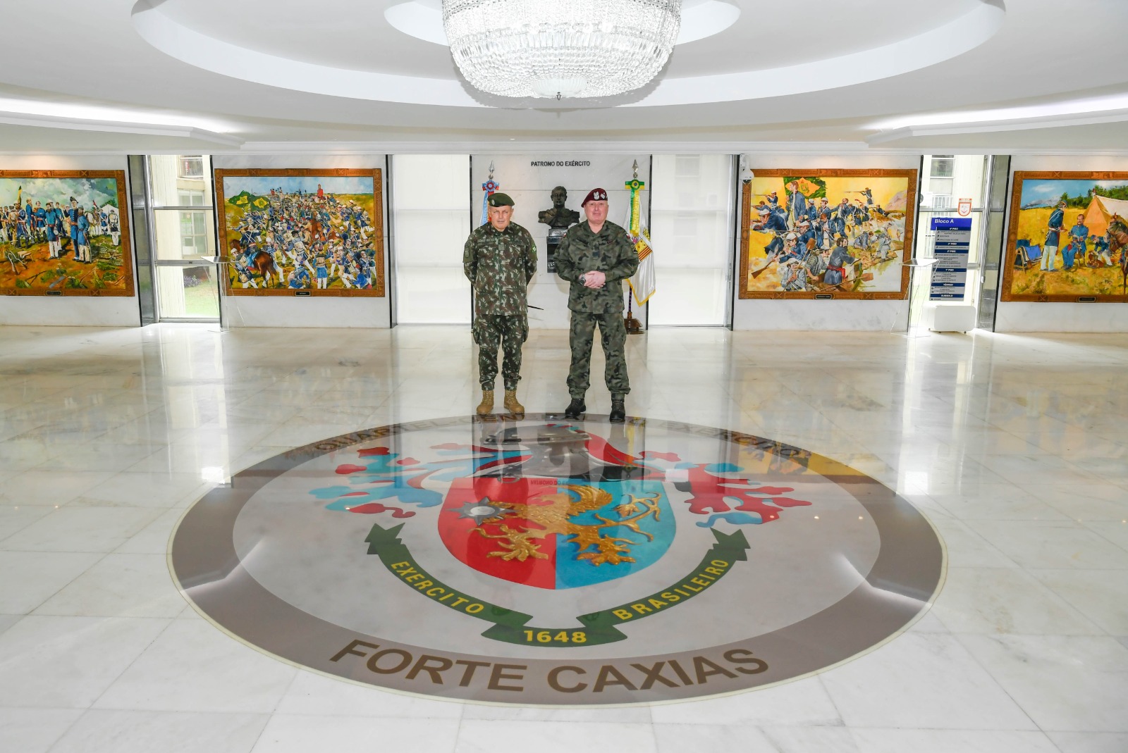 Comandante Geral das Forças Armadas da Polônia visita Quartel-General do Exército