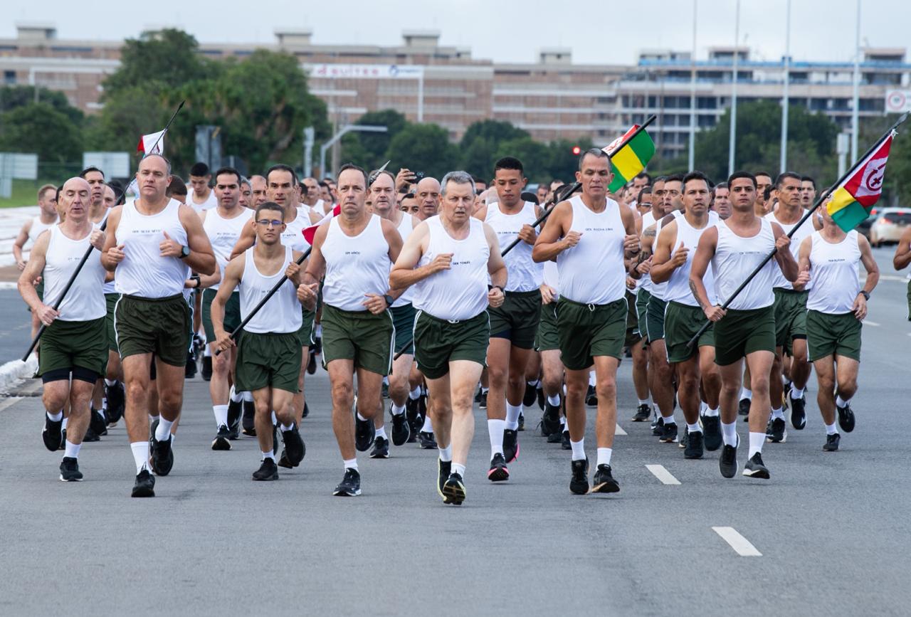 Comandante do Exército participa de atividade física com integrantes dos Órgãos de Assistência Direta e Imediata