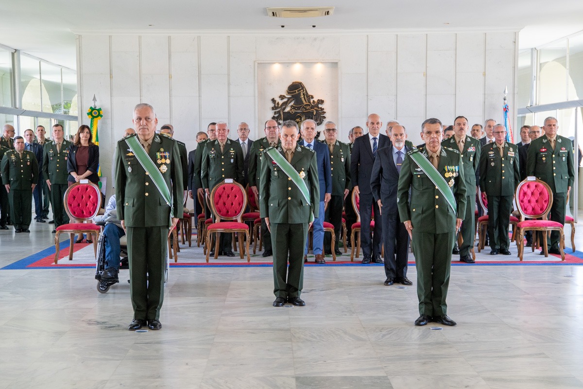 Capa da notícia: General Montenegro assume Comando de Operações Terrestres