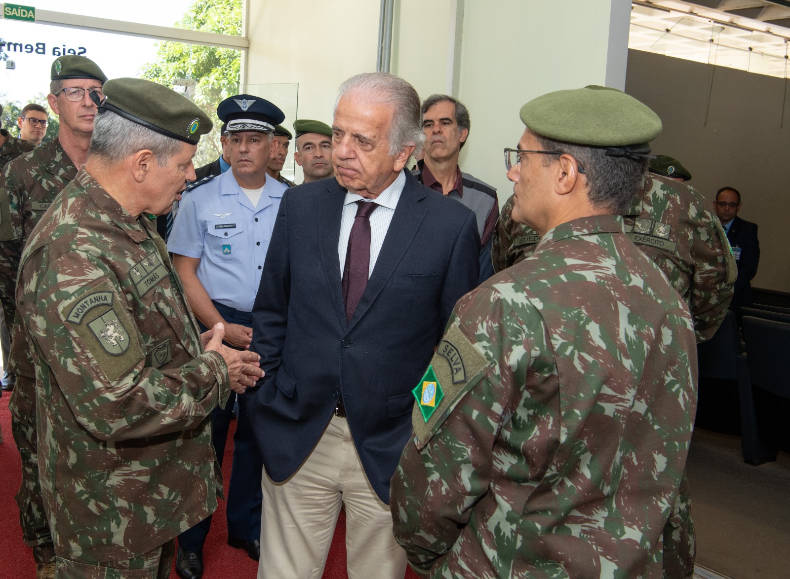 Capa da notícia: Ministro da Defesa acompanha seleção para serviço militar feminino
