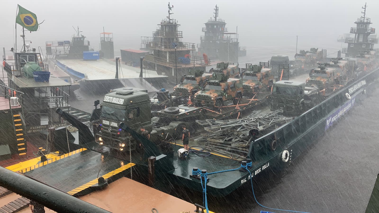 Desembarque de material militar em Manaus