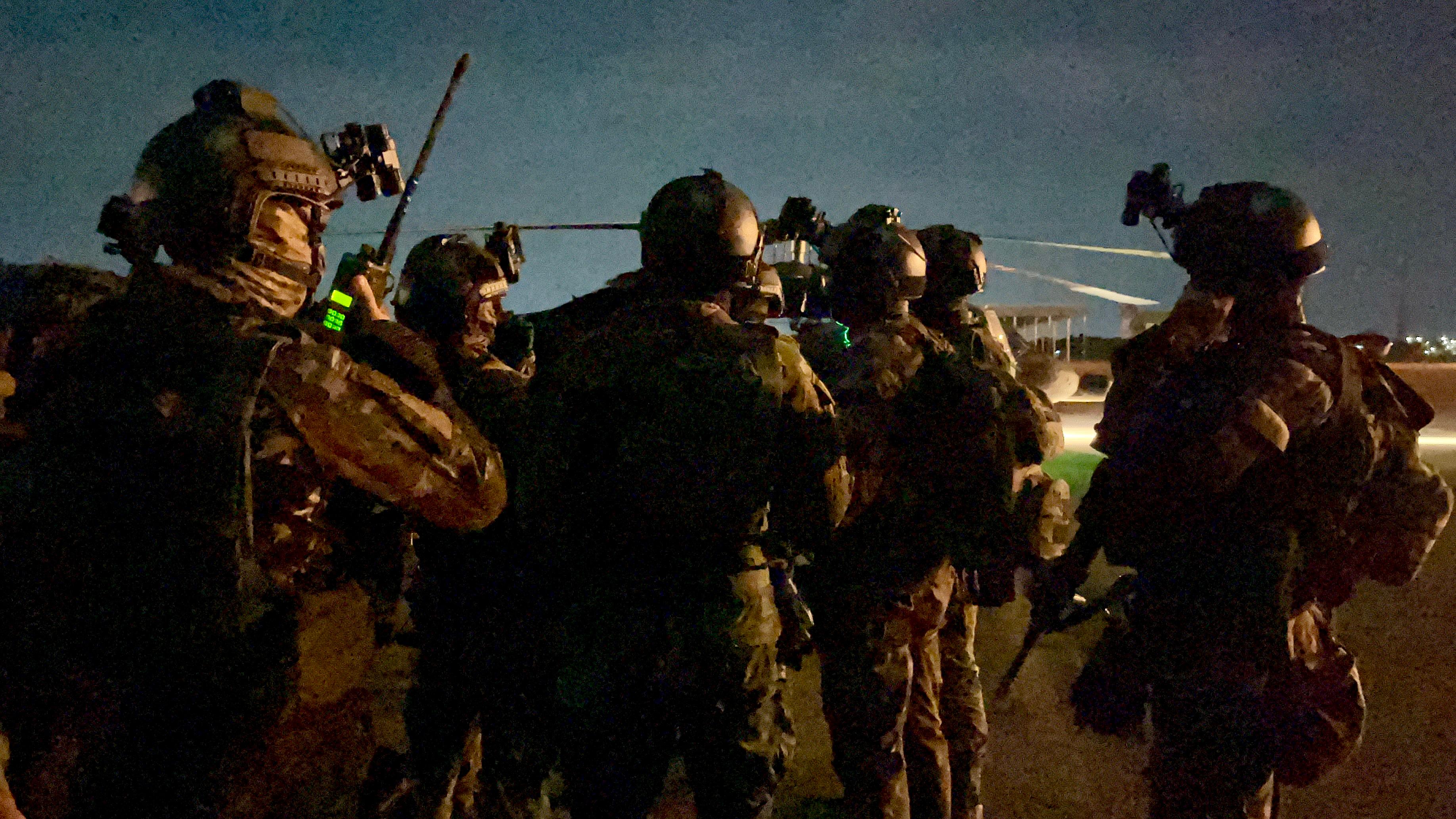 Embarque dos militares no helicóptero H-60L Black Hawk, da FAB