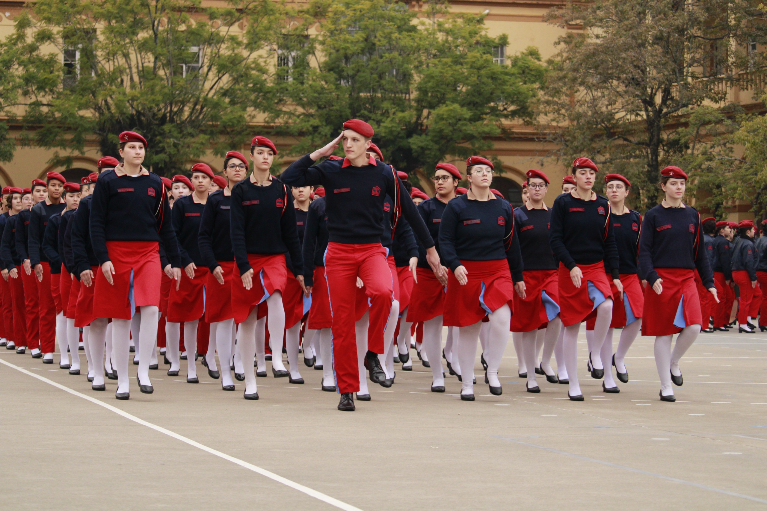 Aluno Hoffmann à frente da turma do Colégio Militar de Porto Alegre