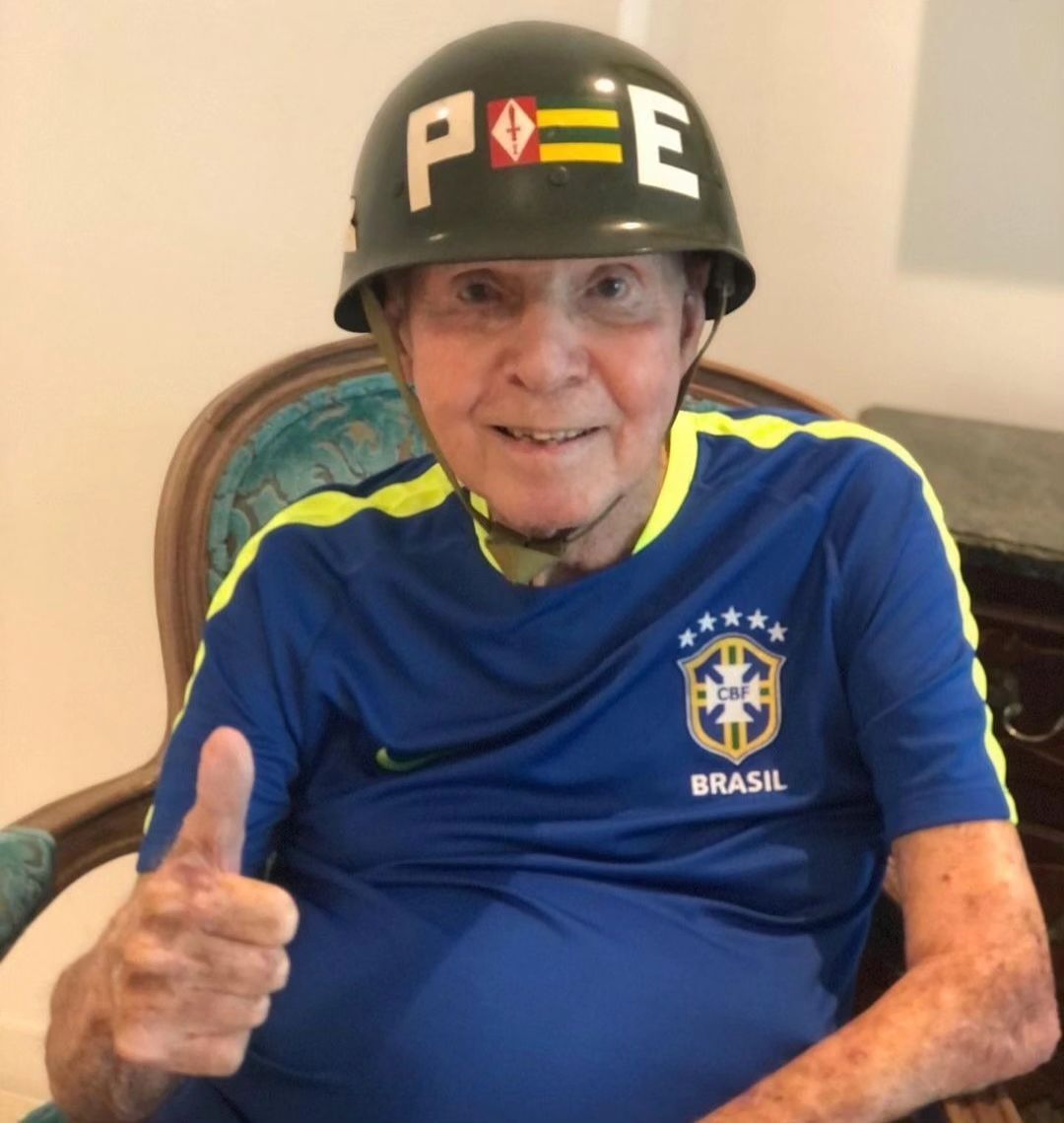 Zagallo com capacete da Polícia do Exército