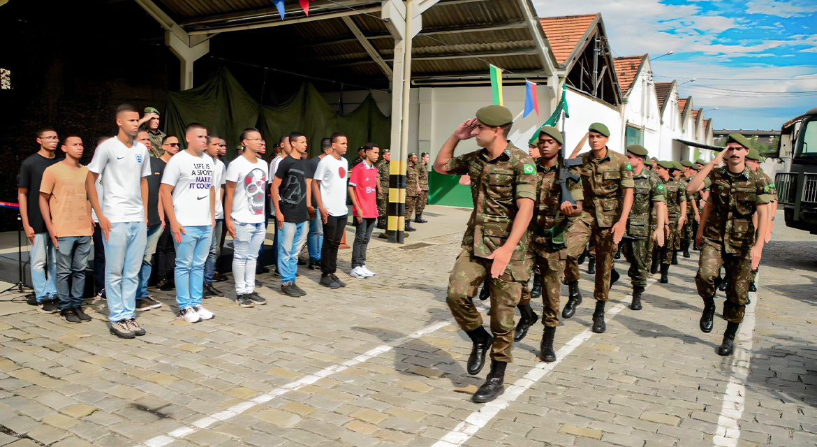Soldados são licenciados do serviço militar