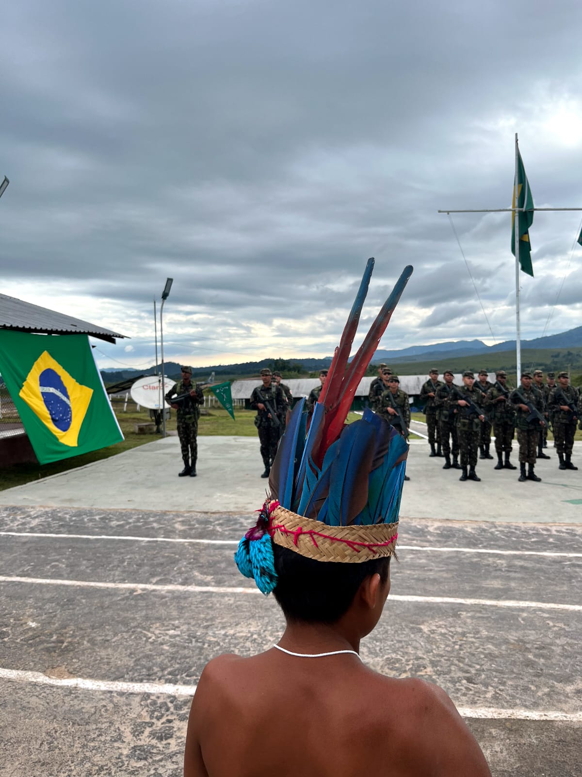 Indígena acompanha formatura militar