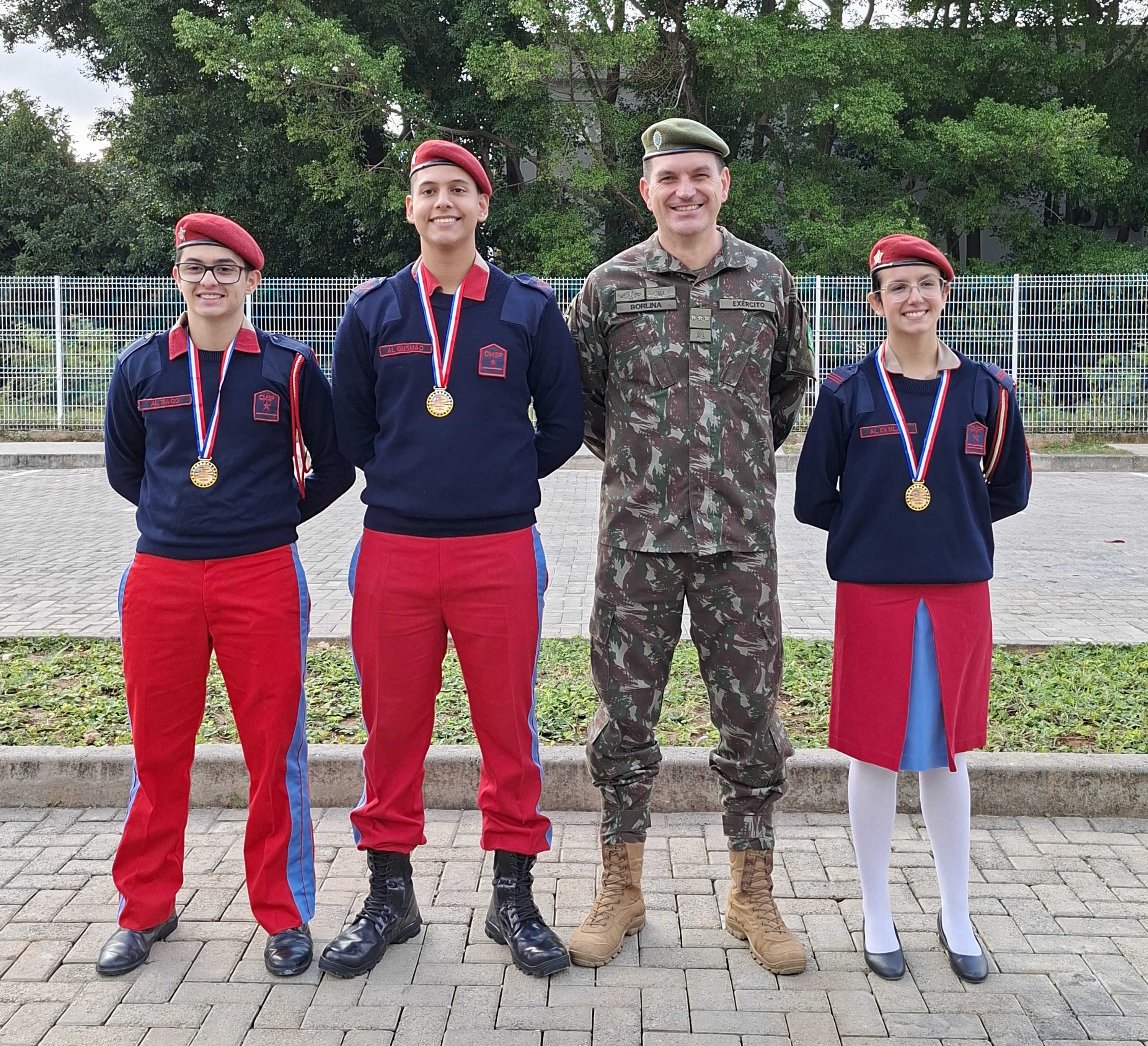 Entrega de medalhas de ouro durante formatura do Ensino Médio