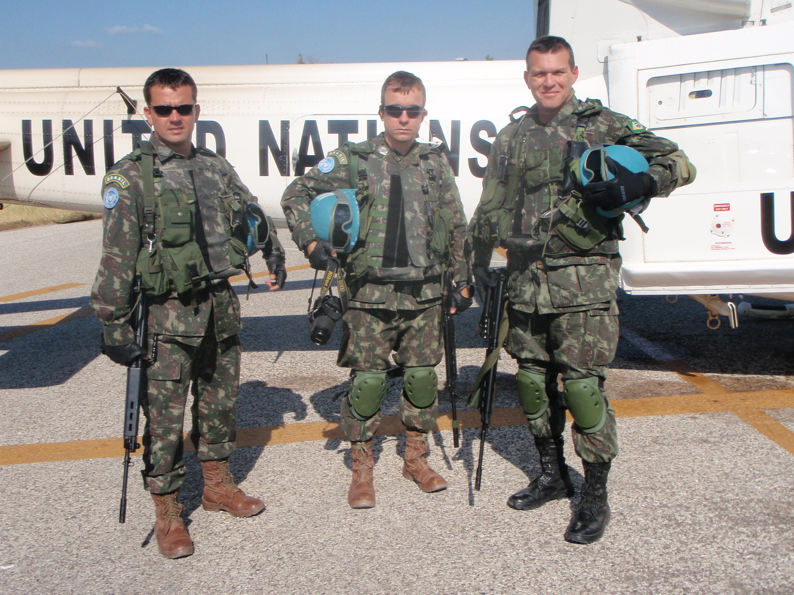 Tenente-Coronel Azevedo, terceiro à direita, estava em seu primeiro dia de missão quando o terremoto abalou o Haiti 