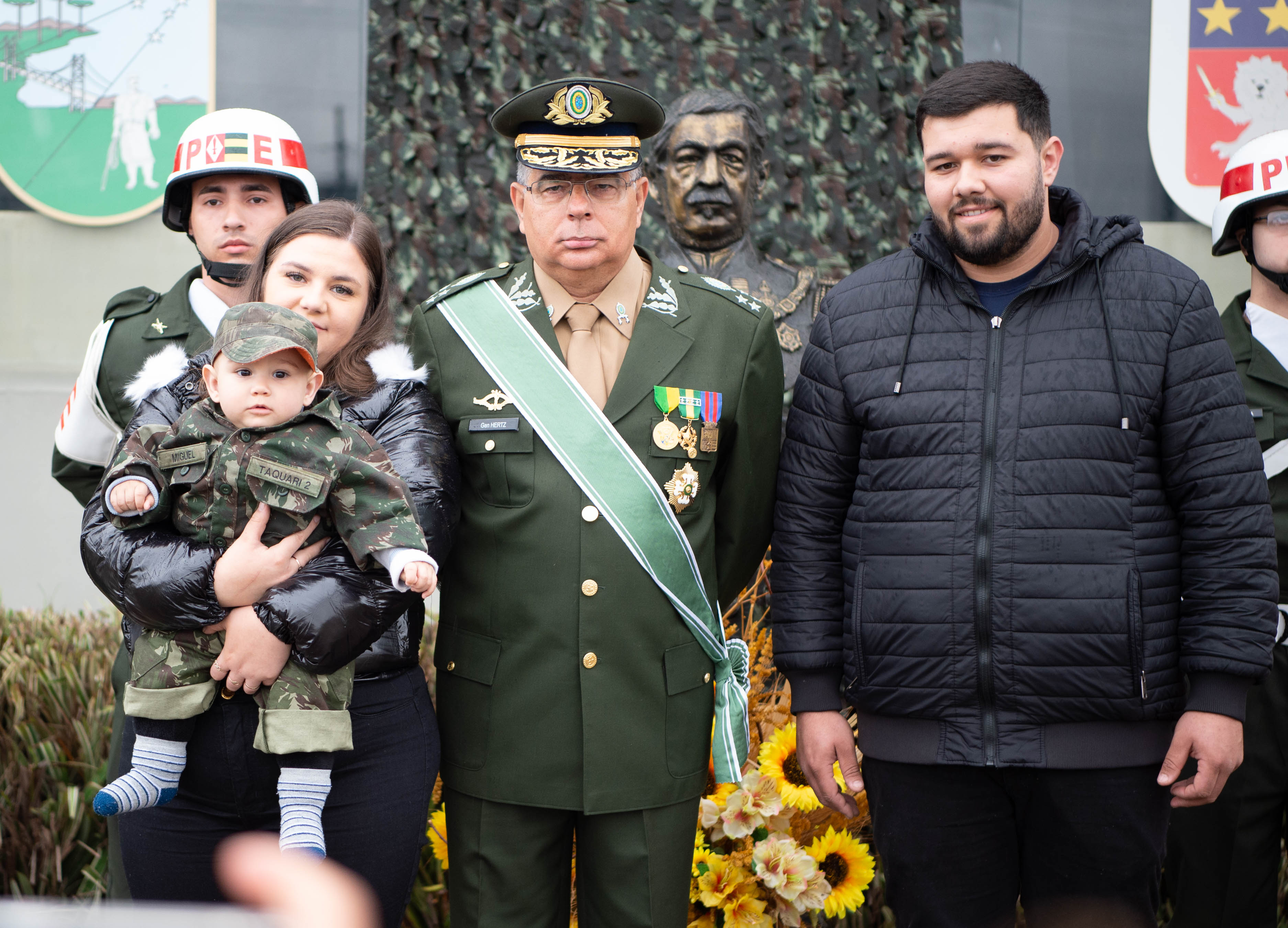 Família do resgatado Anthony Miguel, de 8 meses, com o General Hertz 