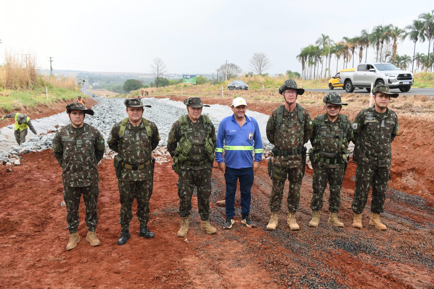 Capa da notícia: Comandante inspeciona trabalho das tropas de engenharia no trecho da Rodovia GO-213
