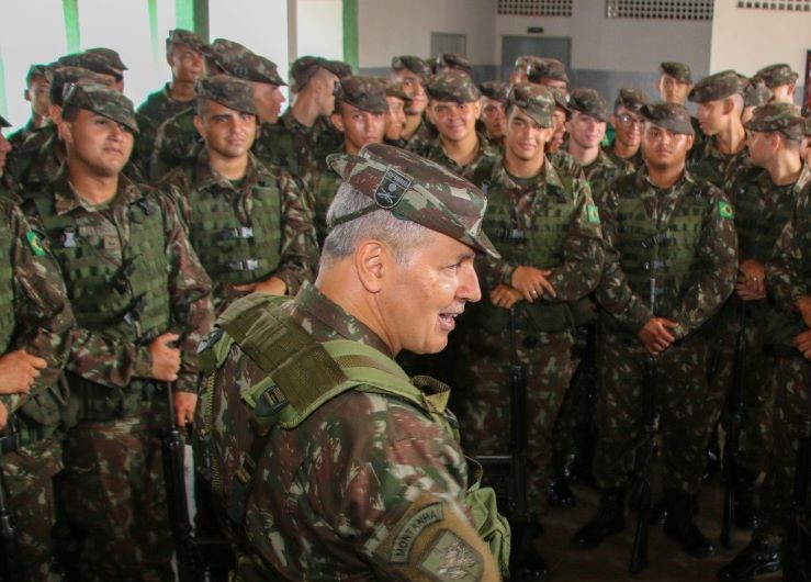 Capa da notícia: Comandante do Exército verifica tropas em Goiás