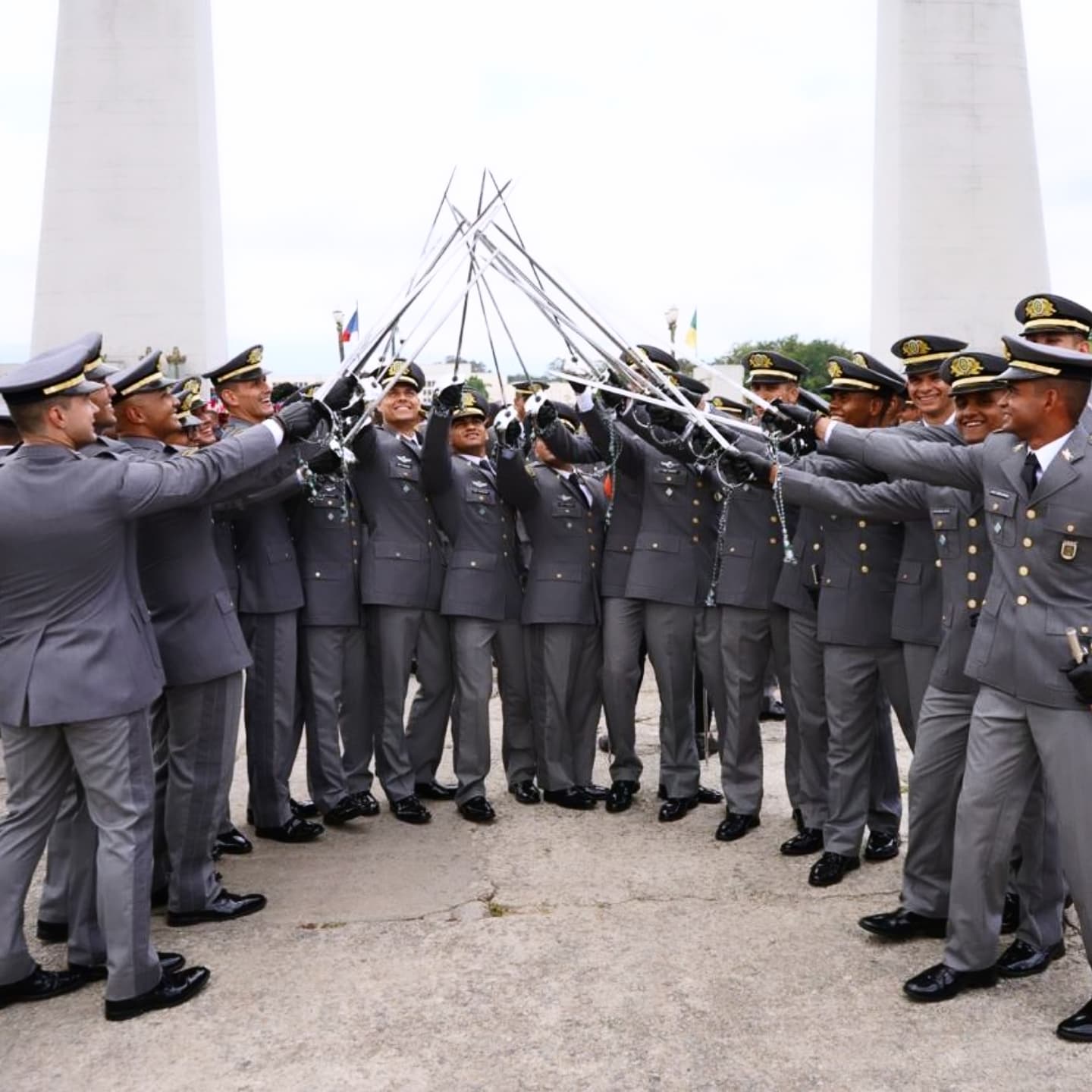 Capa da notícia: Cadetes da AMAN concluem curso de formação de oficial