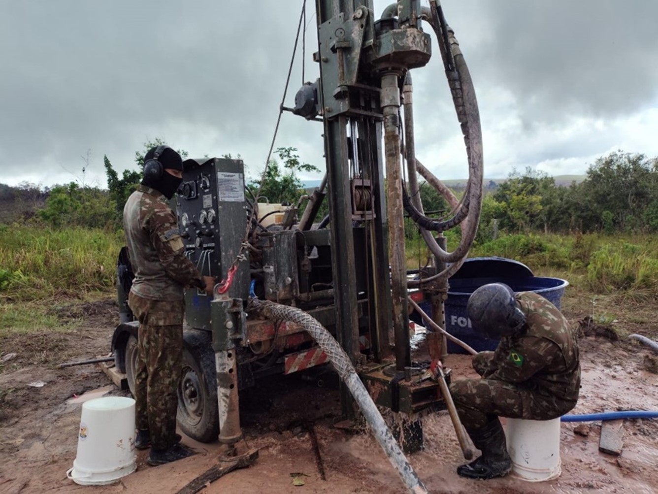 Trabalho de perfuração de poço de água para apoiar comunidade indígena em Surucucu