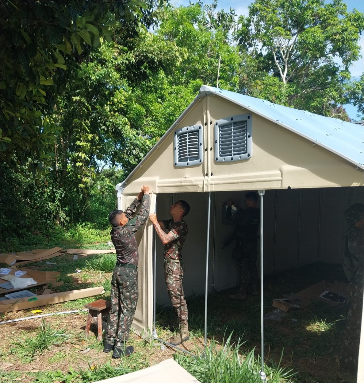 Montagem das barracas para acomodar agentes governamentais em Xitei