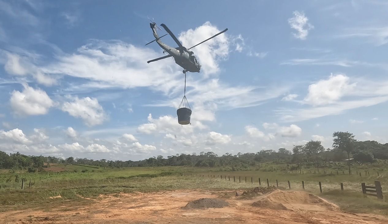 Transporte de caixas d’água por carga externa em um helicóptero H-60 “Black Hawk” da FAB
