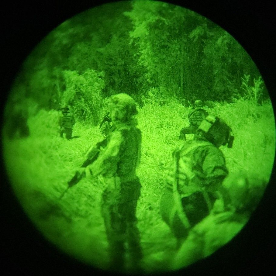 Militares atuam com equipamento de visão noturna
