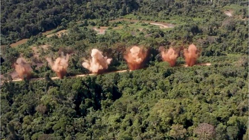 Destruição de pista irregular usada pelo garimpo ilegal