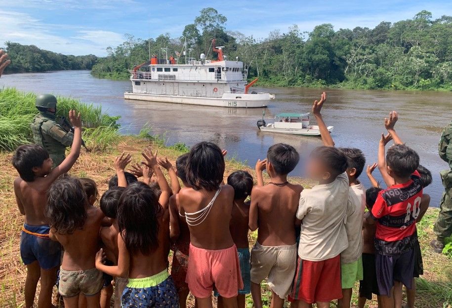 Navio da Marinha do Brasil atua em comunidade indígena durante a Operação Catrimani II