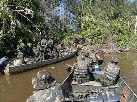 Militares realizam patrulha fluvial
