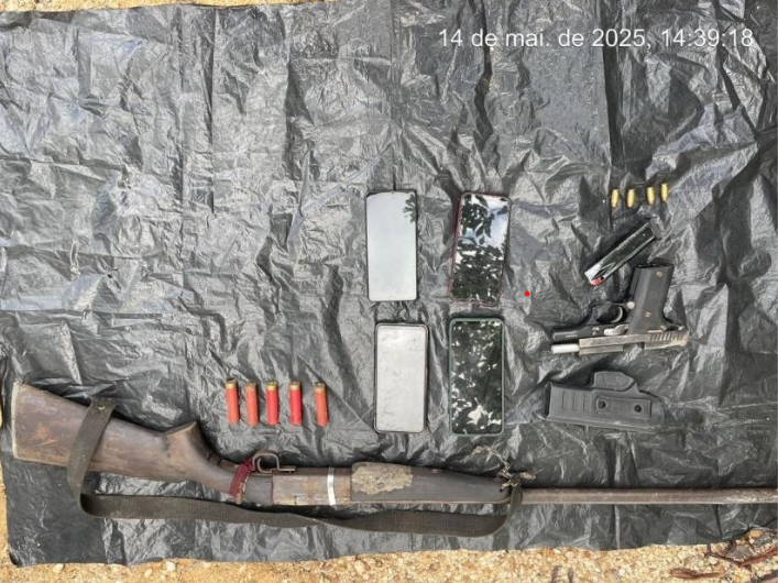 Espingarda e pistola são apreendidas