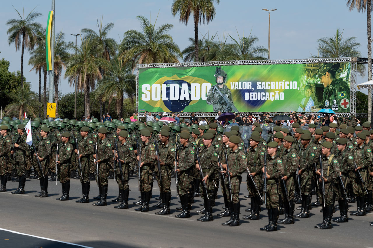 Dia do Exército é marcado por solenidade e desfile de tropa em Brasília •  PortalR3 • Criando Opiniões