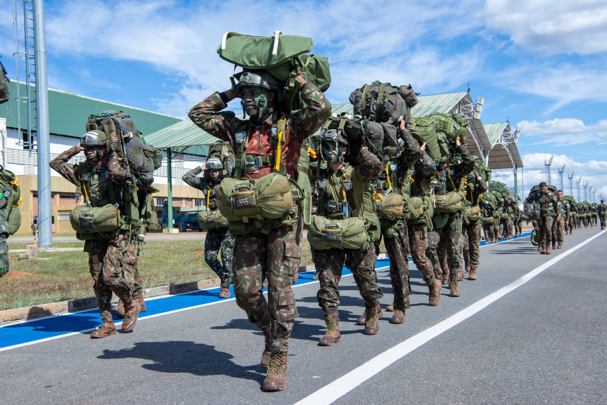 Exército Brasileiro realiza “chuva de velames” durante a Operação  Escudo-Tínia em Goiás - Notícias - Exército Brasileiro